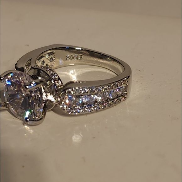 ❤️  Rount Cut side round accent stone Ring Engagement - Picture 3 of 8